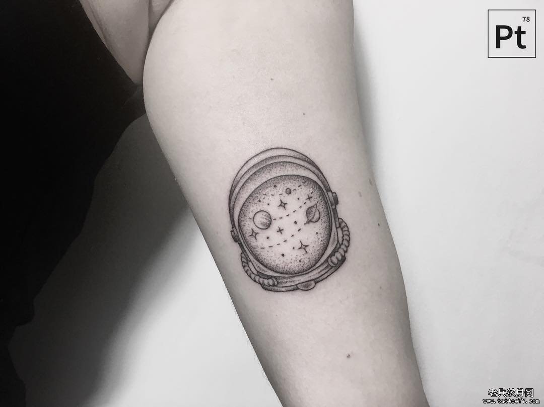 小腿黑灰点刺星球纹身