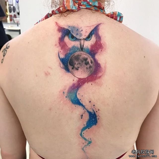 后背泼墨猫头鹰星球纹身图案