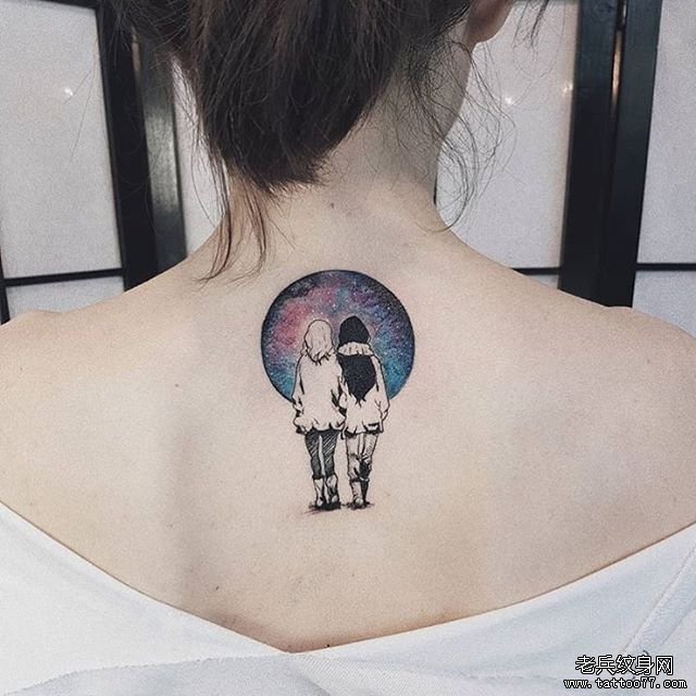 后背色彩星空女孩纹身图案