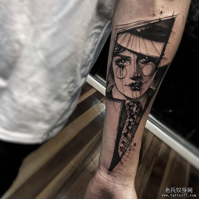 小臂几何女郎纹身图案
