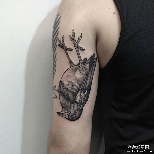 大臂死鸟纹身图案