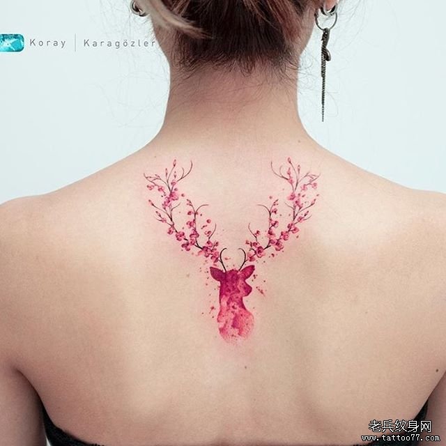 后背色彩小清新花朵鹿纹身图案