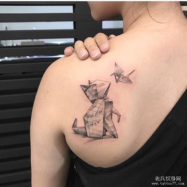 后背几何千纸鹤猫咪纹身图案