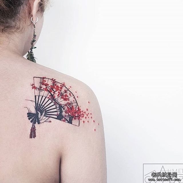 肩背小清新扇子梅花纹身图案