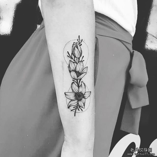 手臂花朵纹身图案