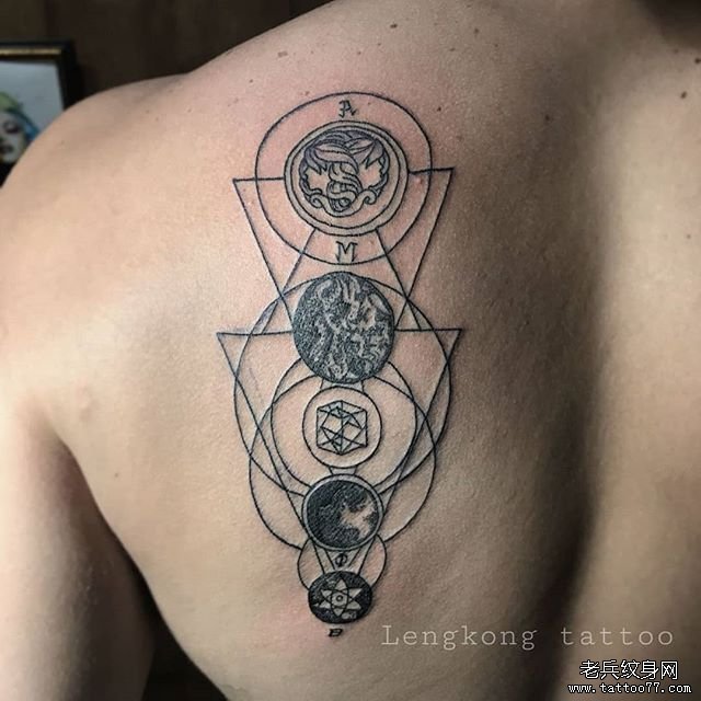 个性后背几何纹身图案