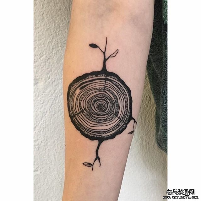 小臂个性年轮纹身图案