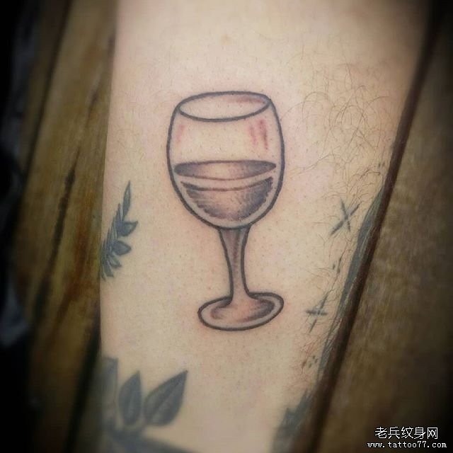 黑灰小清新个性酒杯纹身图案