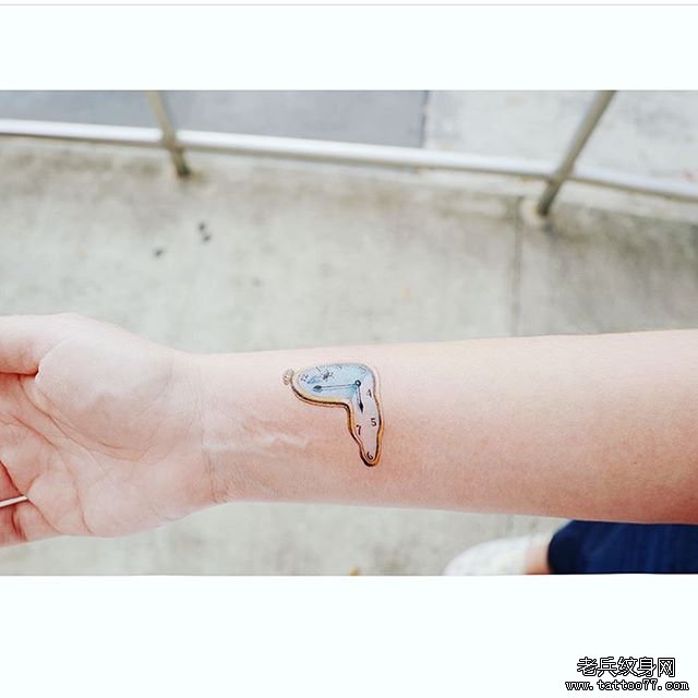 手腕小清新色彩怀表纹身图案