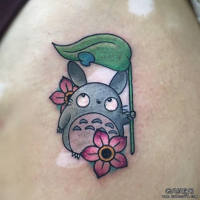 大臂龙猫纹身图案