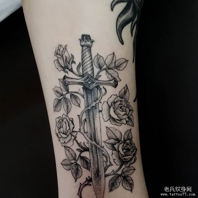 手臂个性黑灰匕首纹身图案