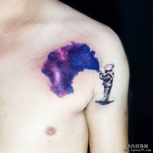 锁骨色彩星空人物纹身图案