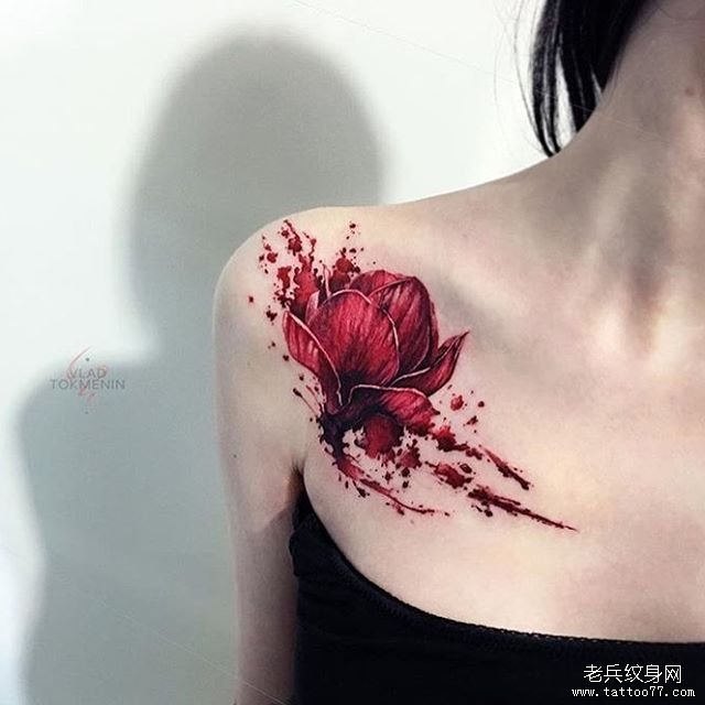 锁骨色彩花朵纹身图案