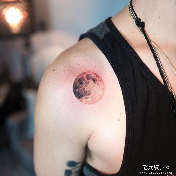 锁骨色彩小清新星球纹身图案