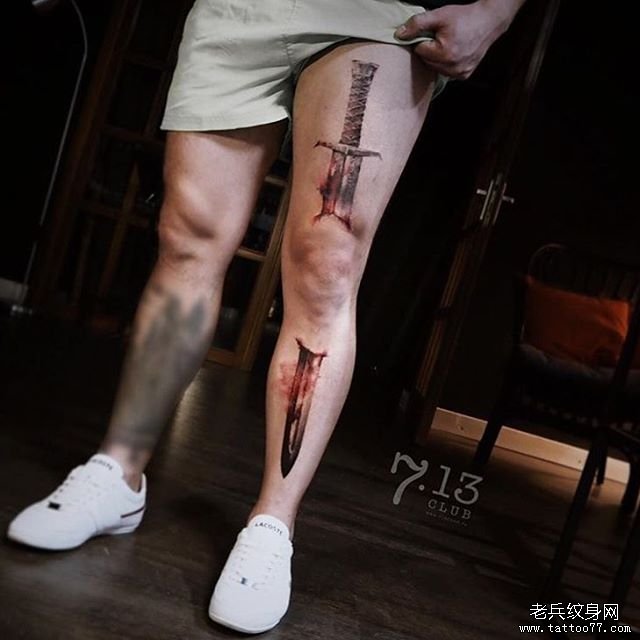 腿部色彩剑纹身图案