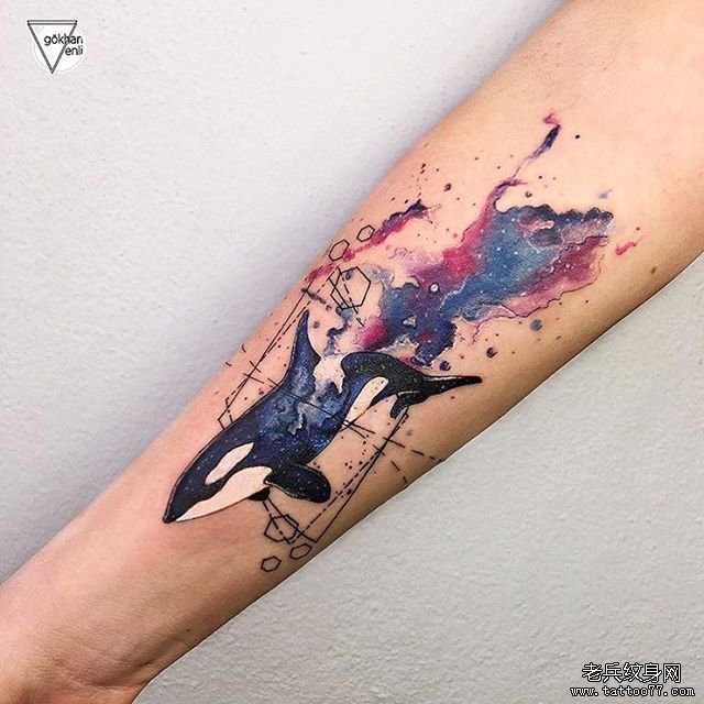 小臂泼墨鲸鱼纹身图案