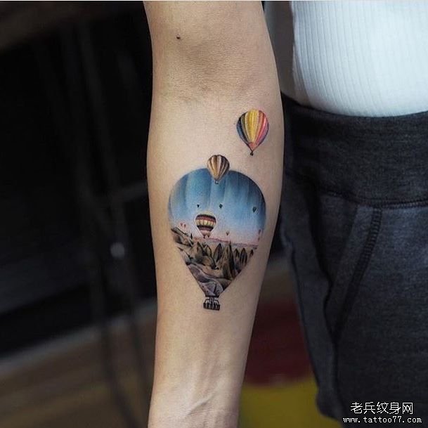 小臂色彩热气球山风景纹身图案