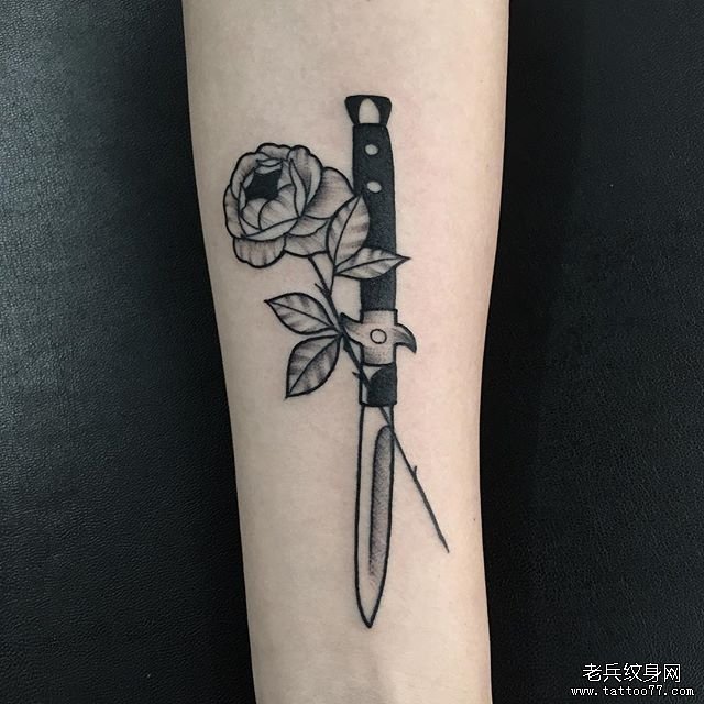 小臂玫瑰匕首纹身图案