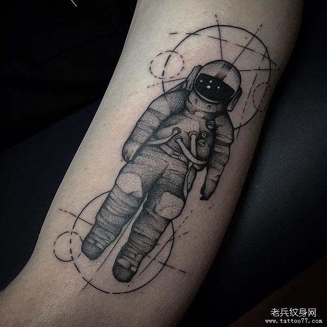 黑灰宇航员手臂纹身