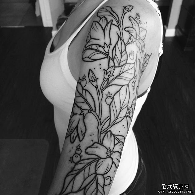 线条花朵手臂纹身