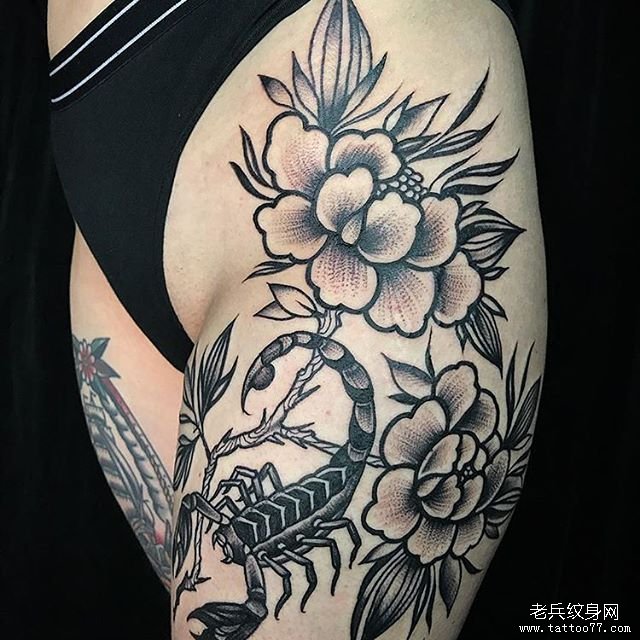 黑灰花朵纹身图案