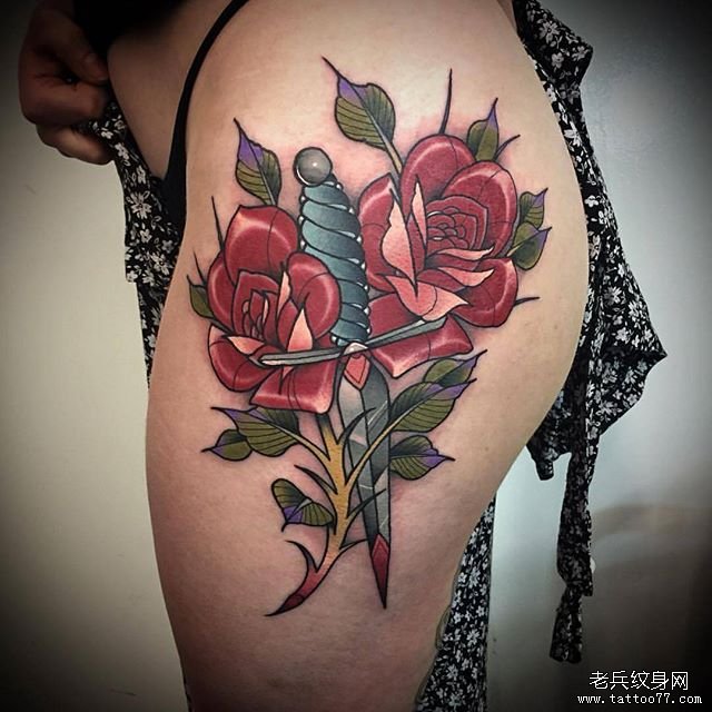 色彩玫瑰匕首纹身