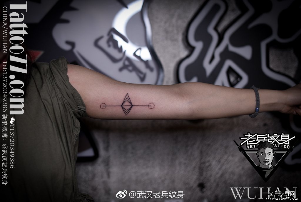 大臂内侧几何线条纹身图案