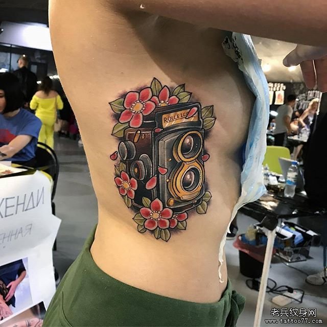 色彩带相机花朵纹身图案
