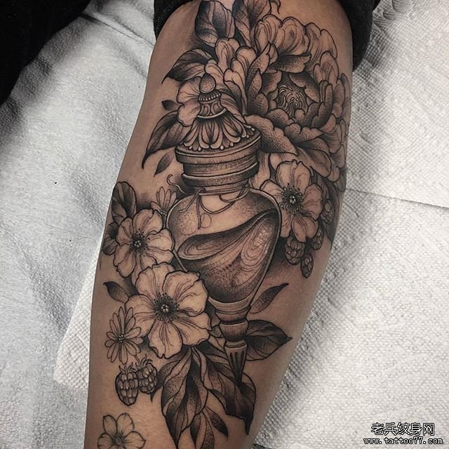 黑灰水瓶花朵纹身图案