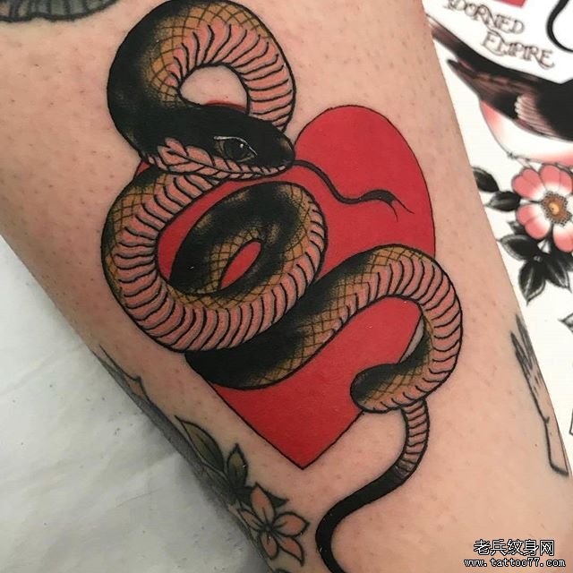 色彩蛇爱心纹身