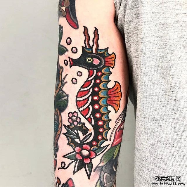 色彩海马纹身图案
