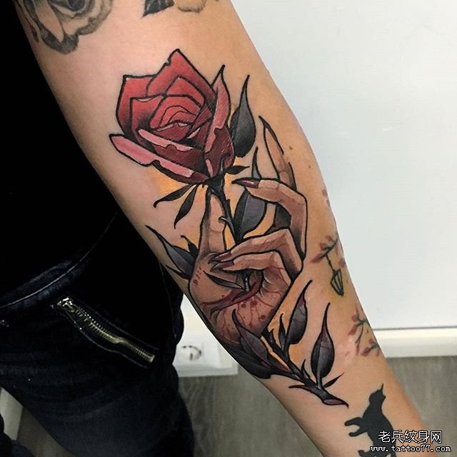色彩手玫瑰纹身图案