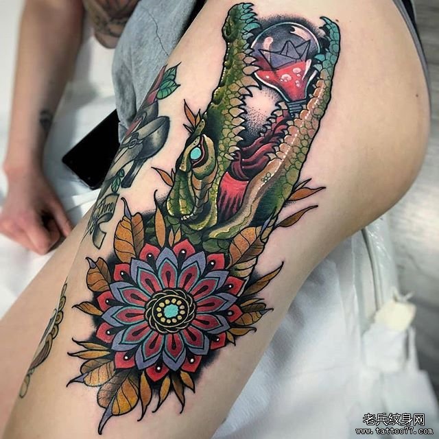 色彩梵花鳄鱼纹身图案