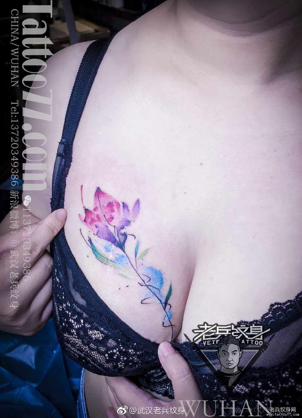 女生胸前水彩树叶纹身图案