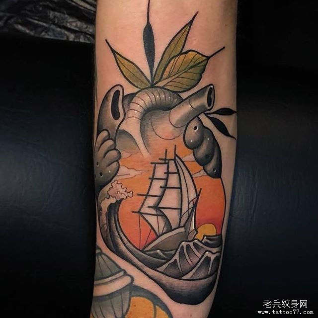 色彩心脏帆船手臂纹身