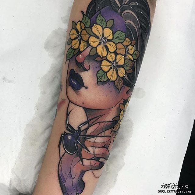 色彩女郎蜘蛛纹身