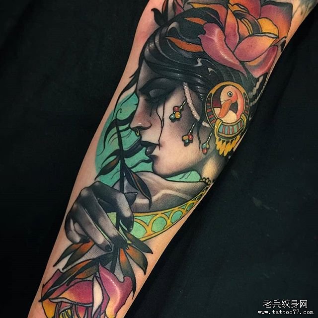 色彩女郎手臂纹身