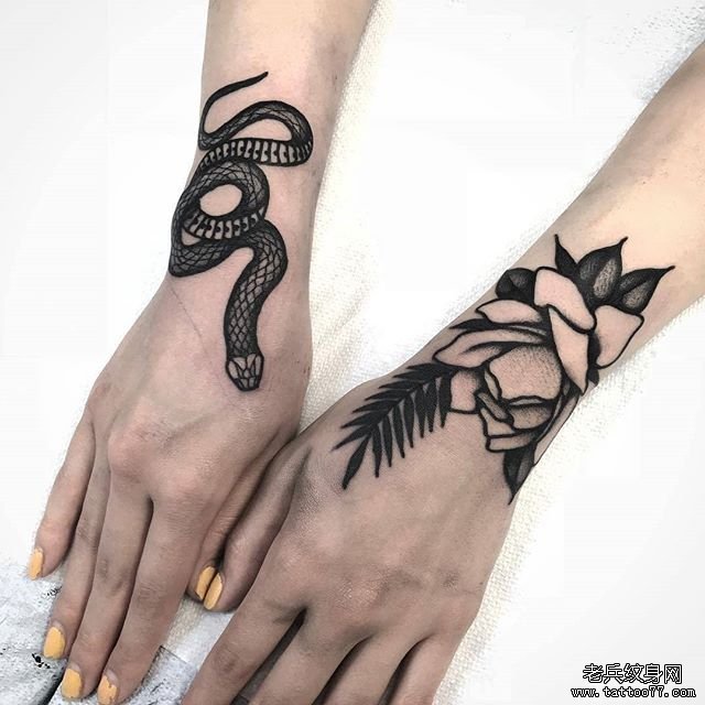黑灰花朵蛇纹身图案