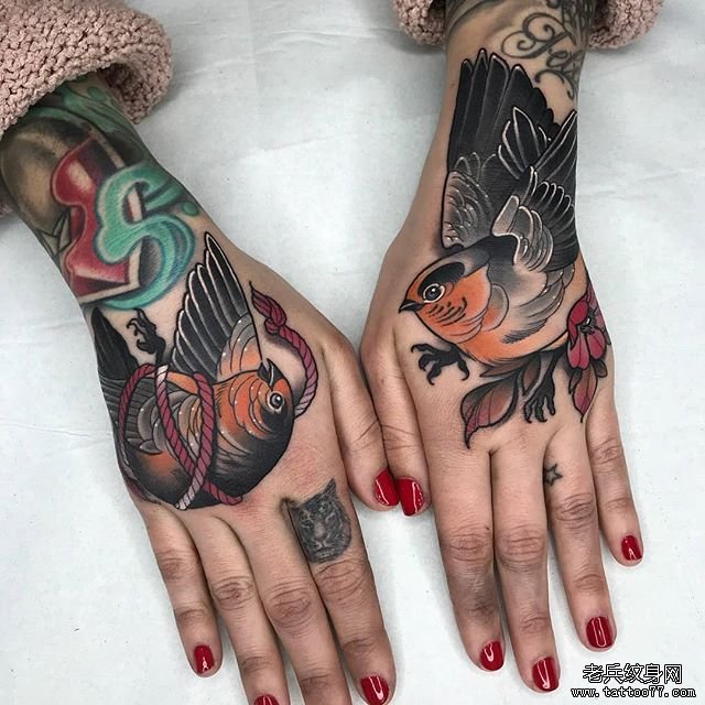 色彩知更鸟手背纹身