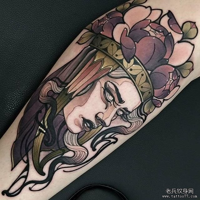 色彩女郎花朵纹身