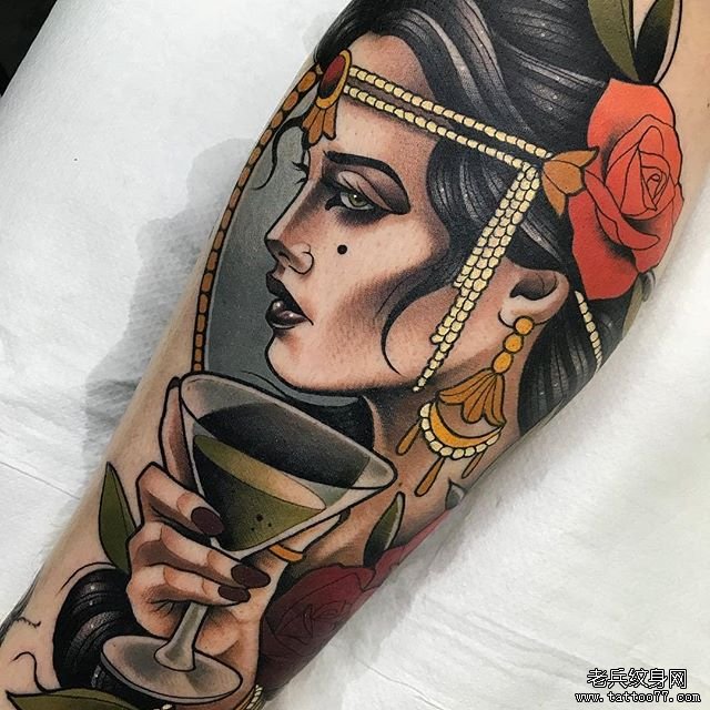 色彩女郎酒杯纹身