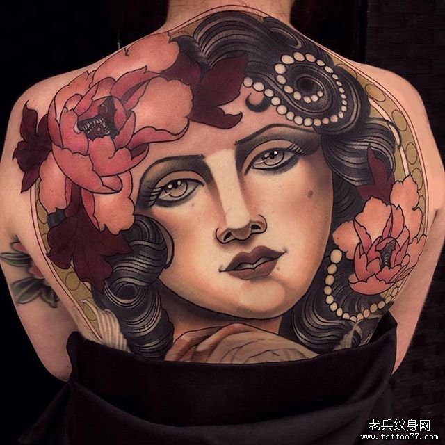 色彩女郎背部纹身图案