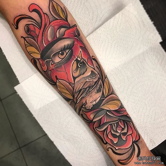 色彩玫瑰小鸟心脏纹身