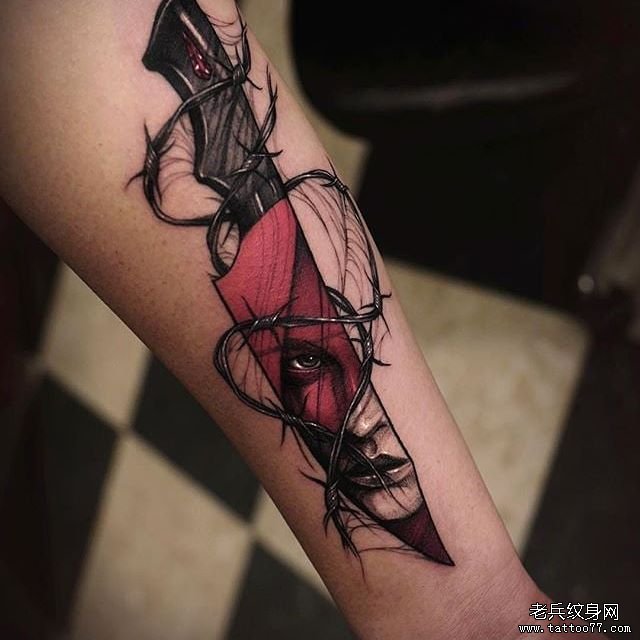 色彩匕首藤蔓纹身