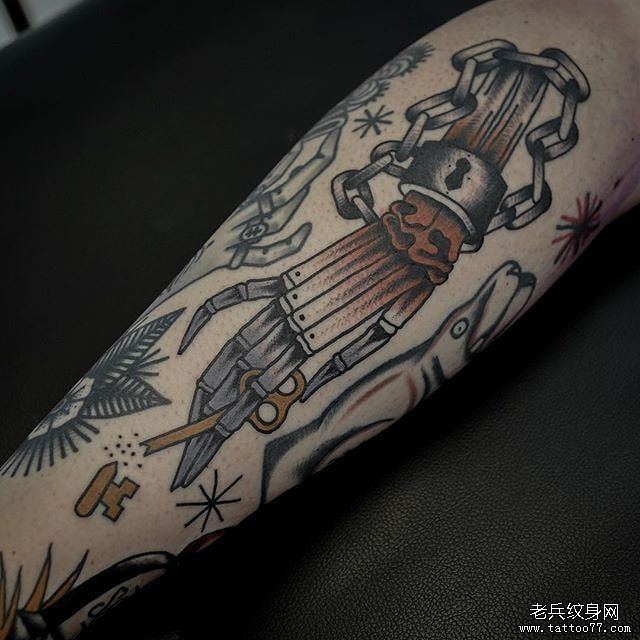 色彩骷髅手纹身