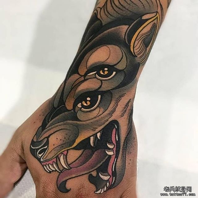 色彩手背狼纹身