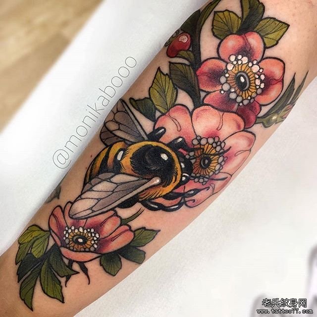 色彩蜜蜂罂粟纹身
