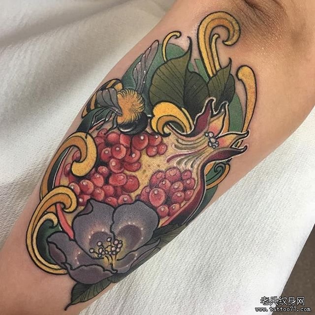 色彩石榴蜜蜂纹身图案