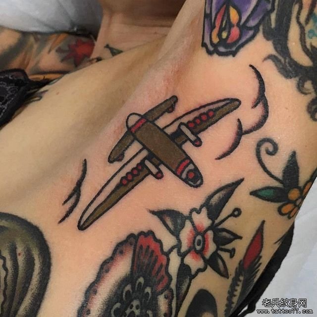 色彩飞机纹身图案