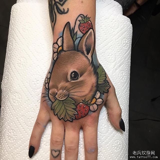 色彩兔子手背纹身